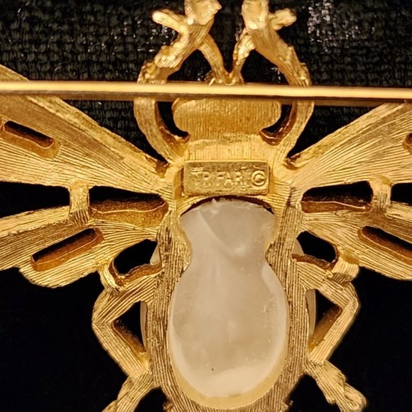 Vintage Trifari Flying Bee Insect Brooch - Jelly Belly Faux Pearl Cabochon - Picture 3 of 5